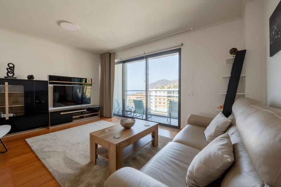 Nomad Escape Spacious Apartment with Pool & Gym Apartment in Funchal