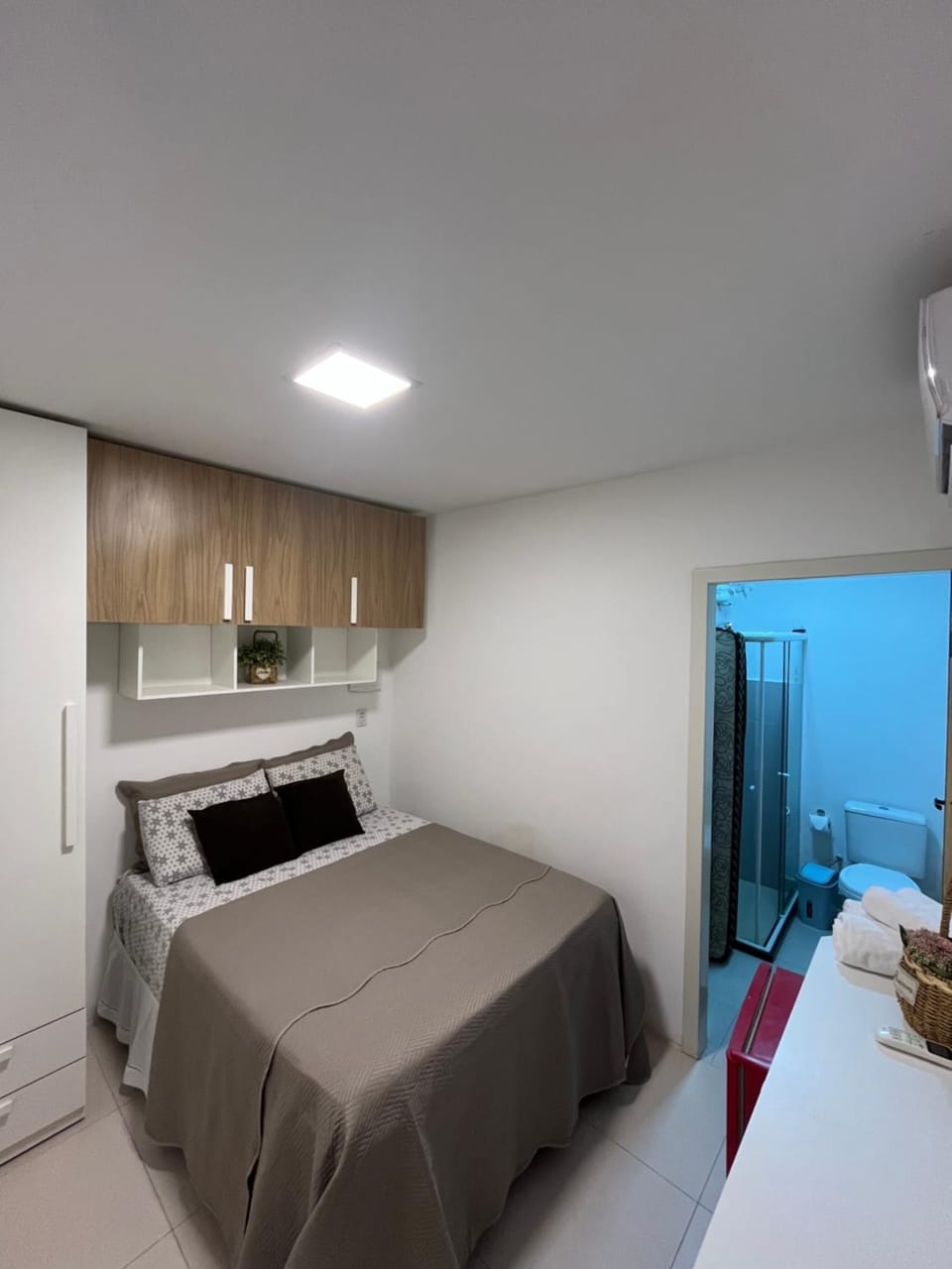 Bed, Photo of the whole room, Bedroom, minibar