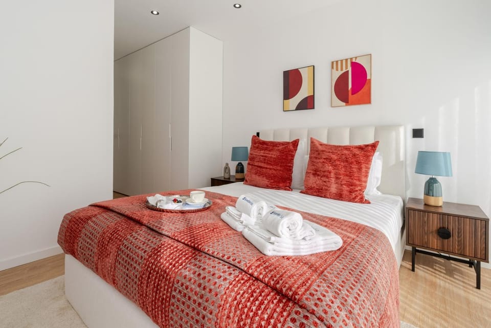 Bed, Bedroom, towels