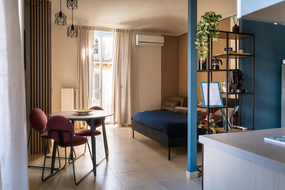 Decorative detail, Dining area, Bedroom, air conditioner