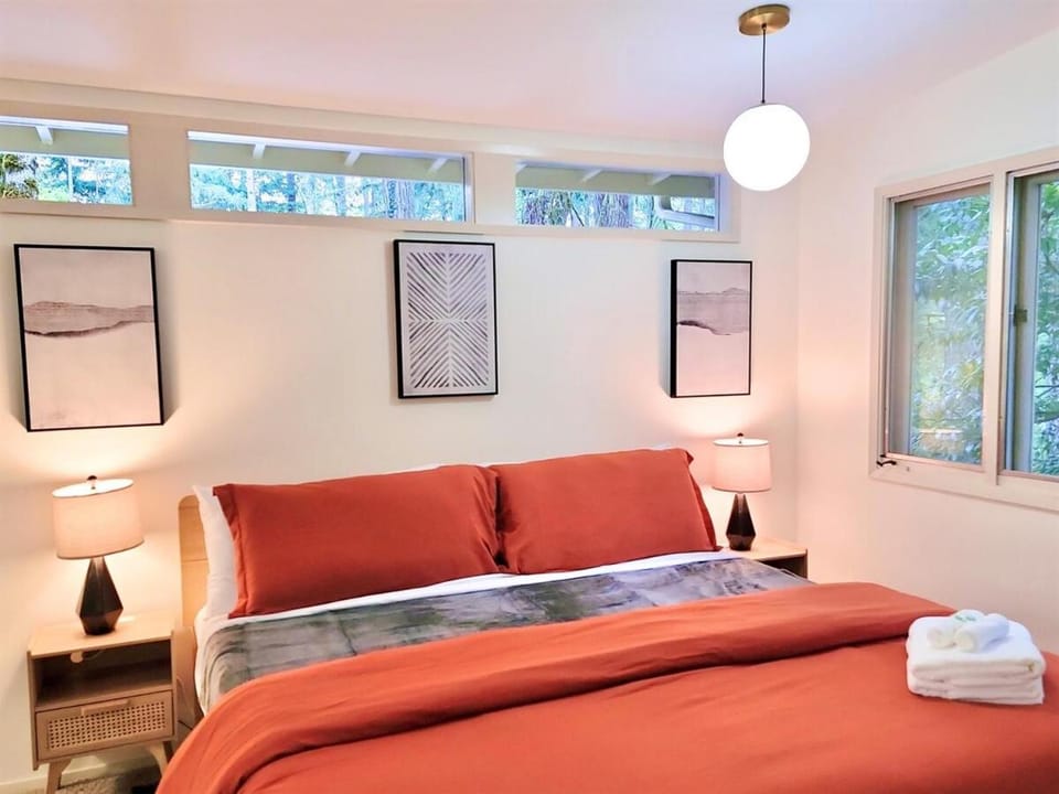The Crest House- a forested retreat House in Corvallis