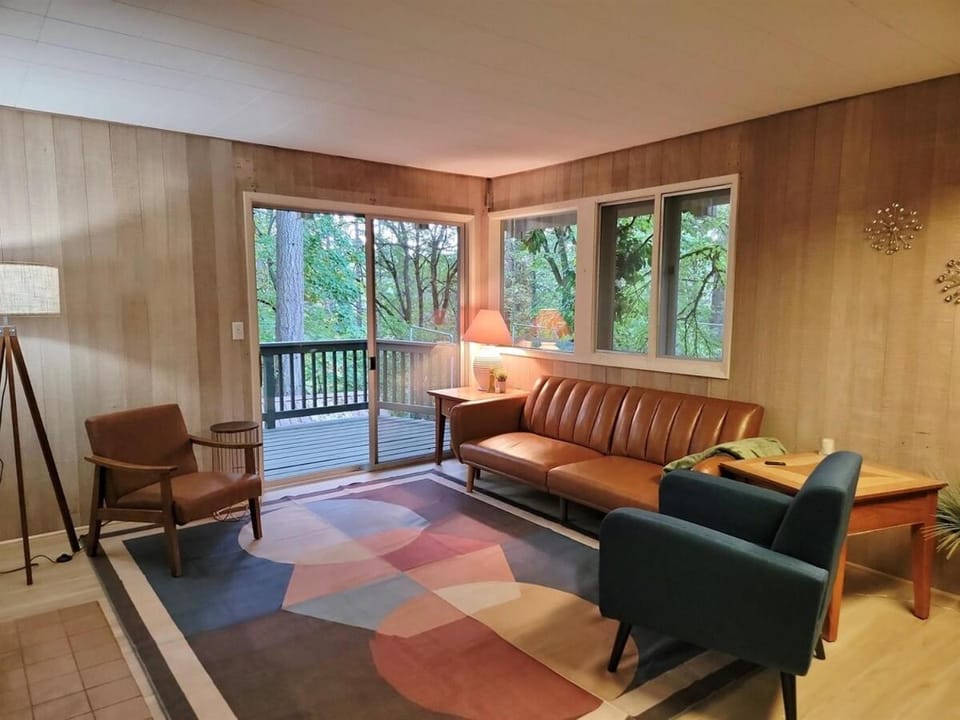 The Crest House- a forested retreat House in Corvallis