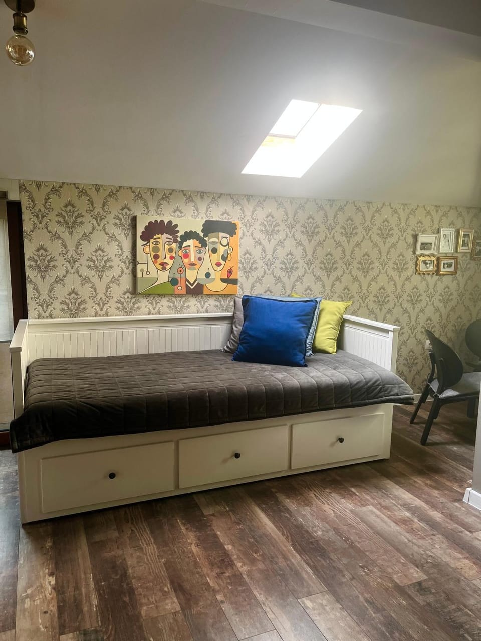 Bed, Living room