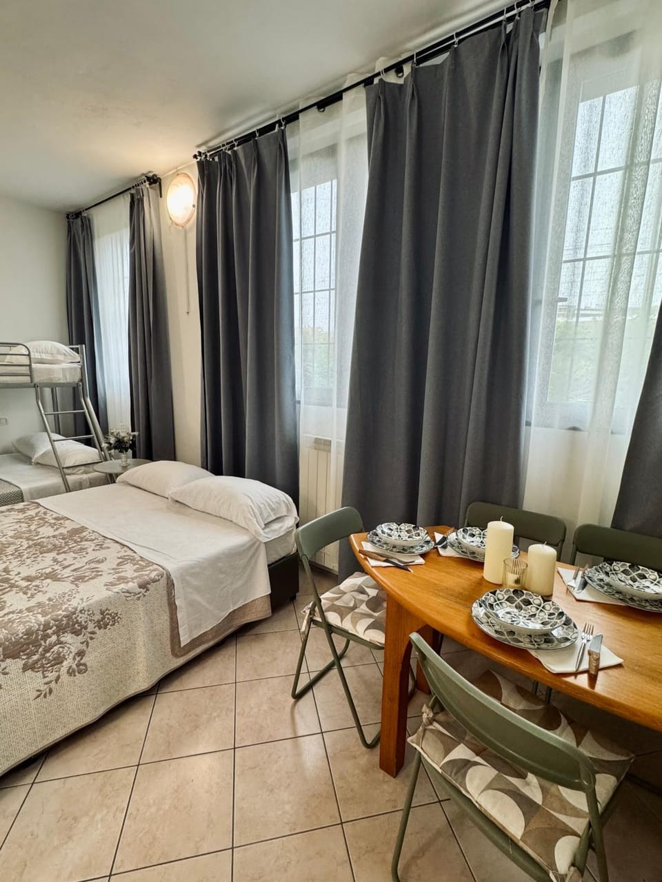 Bed, Living room, Photo of the whole room, Seating area, Dining area, Bedroom, towels
