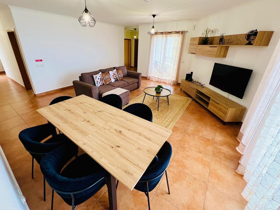 TV and multimedia, Living room, Seating area, Dining area