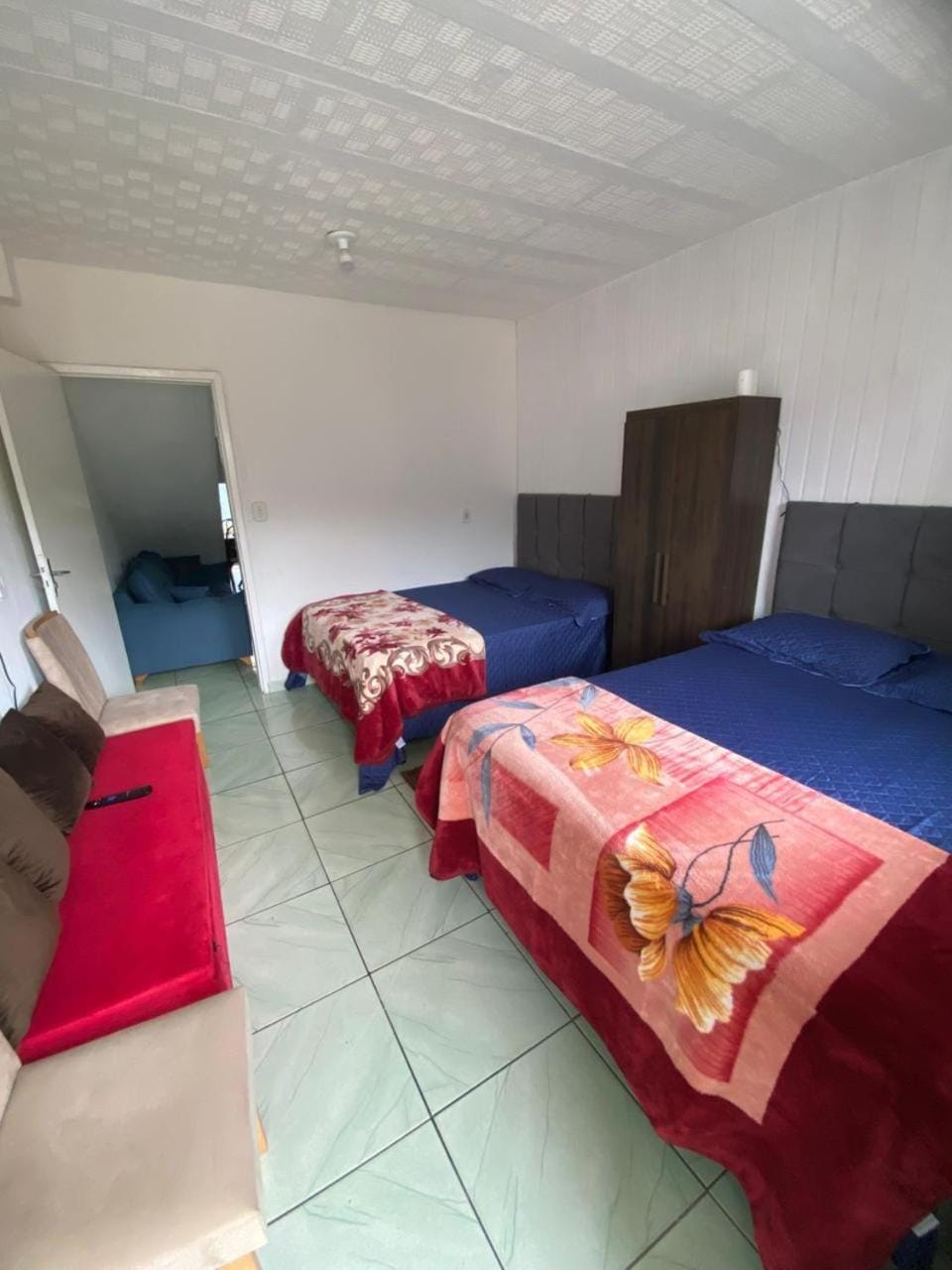 Bed, TV and multimedia, Photo of the whole room, Bedroom