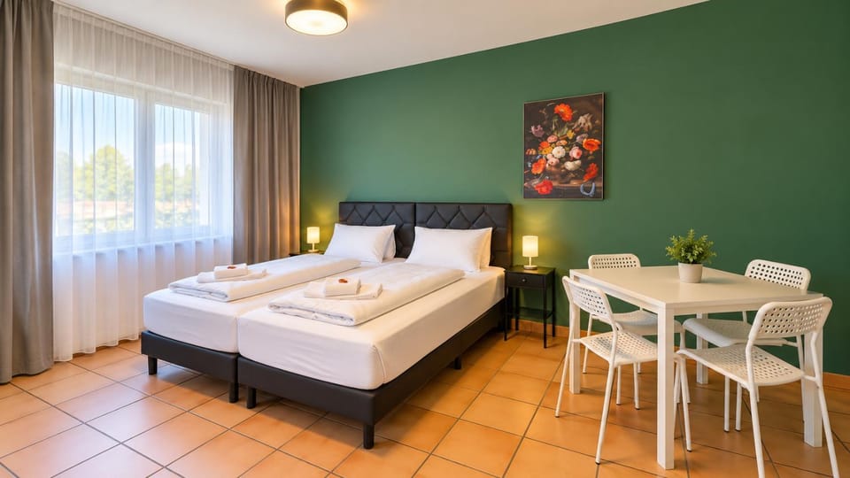 Bed, Photo of the whole room, Seating area, Dining area, Bedroom