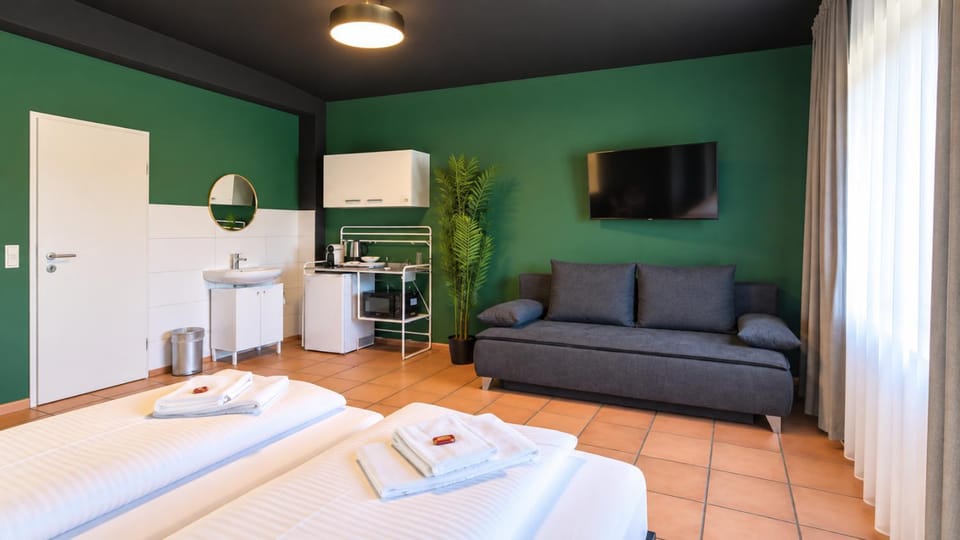 Bed, TV and multimedia, Kitchen or kitchenette, Living room, Photo of the whole room, Seating area, towels