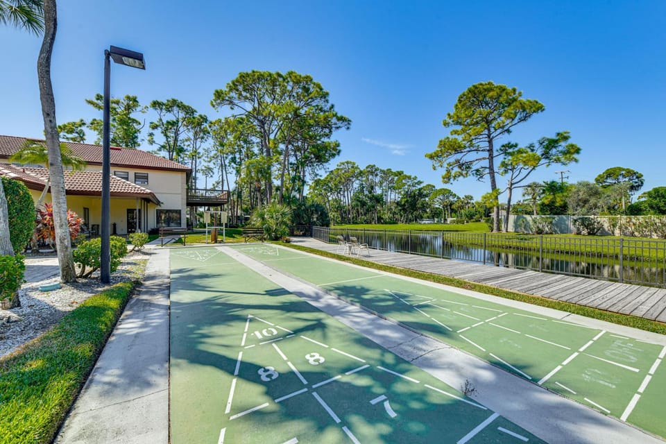 4 Mi to Siesta Beach: Condo w/ Community Perks! House in Florida