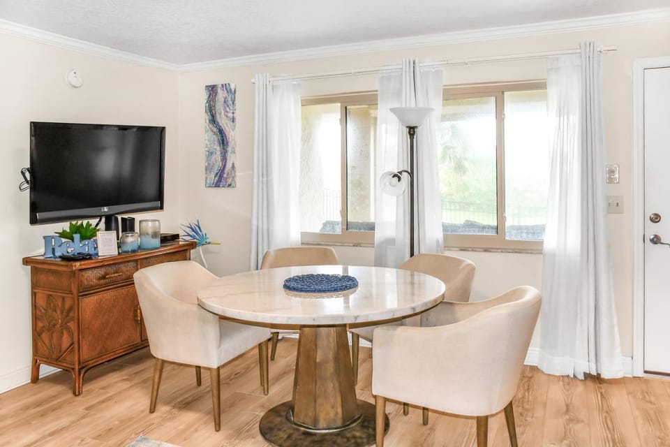 TV and multimedia, Seating area, Dining area