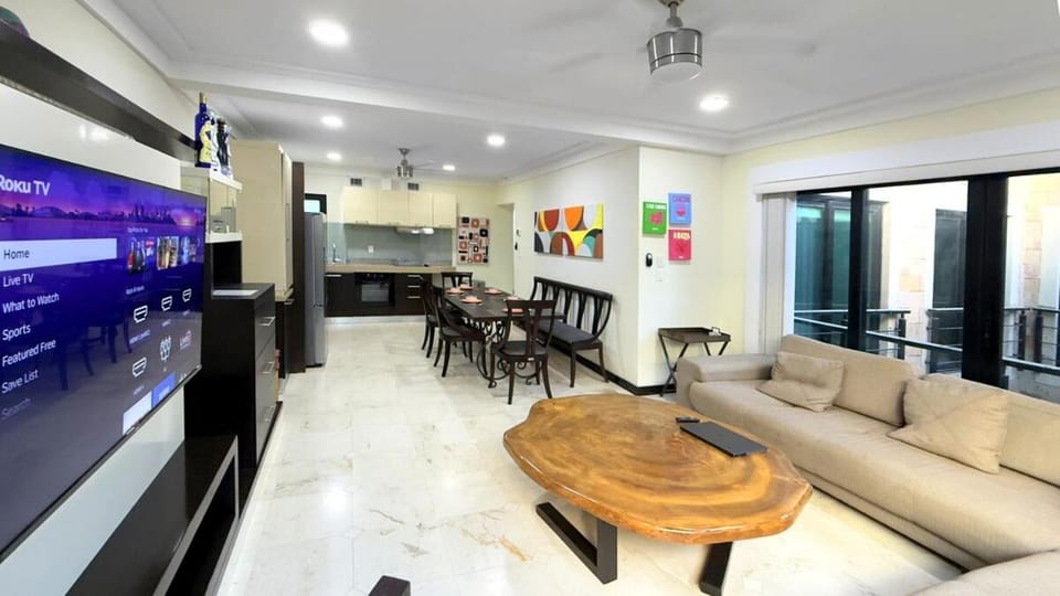 Big & Luxury 2 Bedroom Condo on 5th Ave, King Bed, 2 Baths, Steps from the beach Apartment in Playa del Carmen