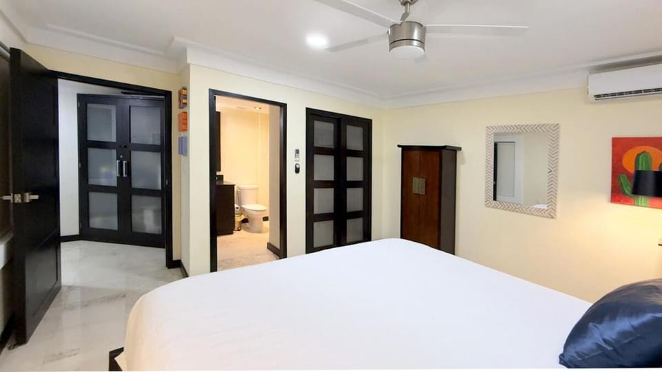 Big & Luxury 2 Bedroom Condo on 5th Ave, King Bed, 2 Baths, Steps from the beach Apartment in Playa del Carmen