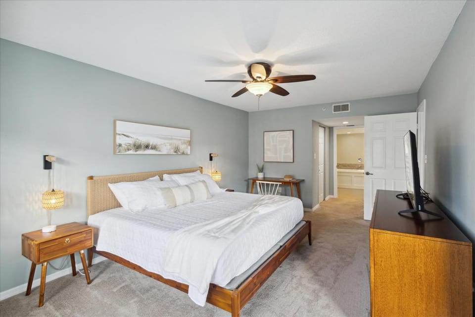 Bed, TV and multimedia, Photo of the whole room, Bedroom
