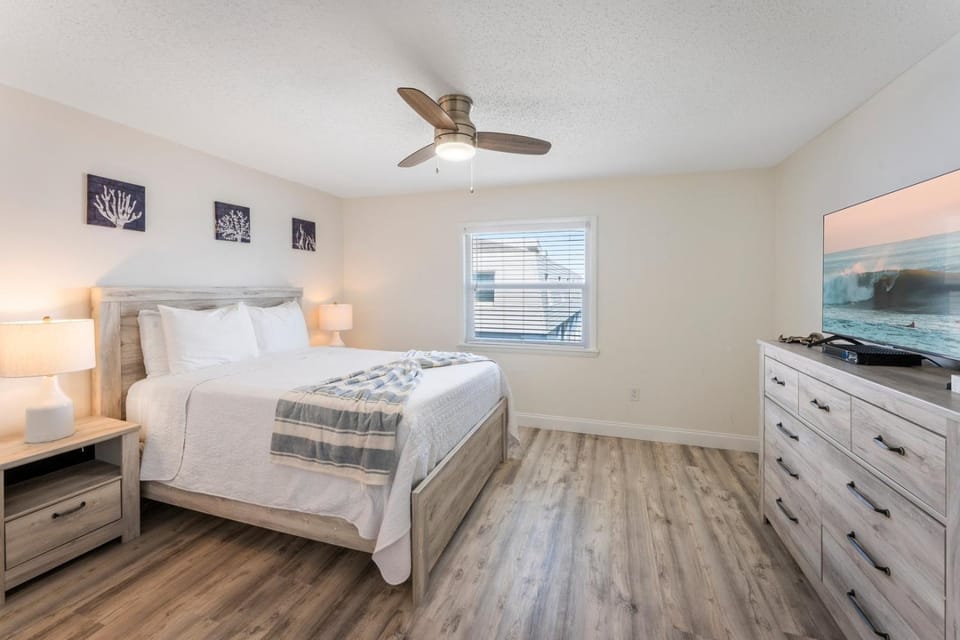 Bed, TV and multimedia, Photo of the whole room, Bedroom