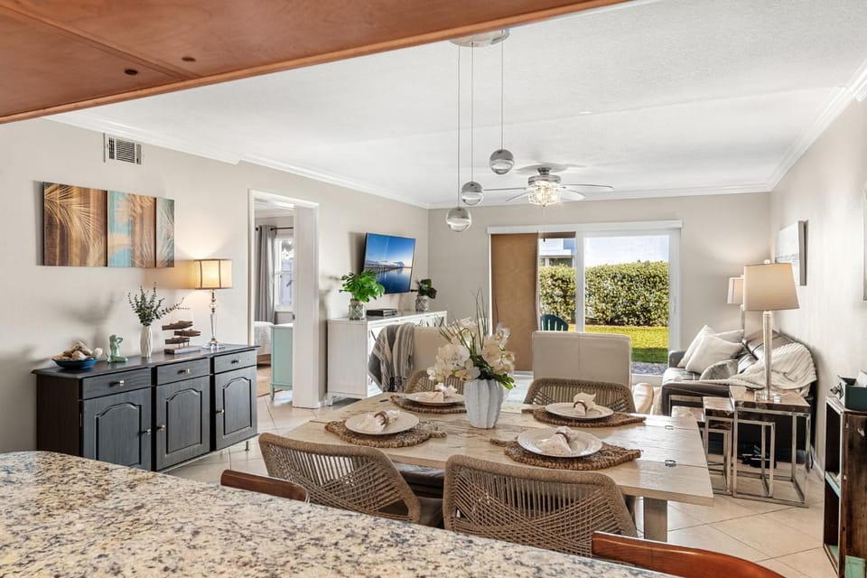 Kitchen or kitchenette, Living room, Seating area, Dining area