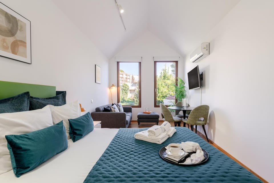 Bed, TV and multimedia, Living room, Bedroom, towels