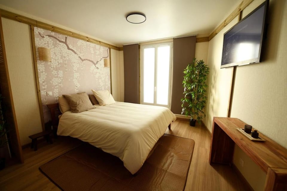 Bed, TV and multimedia, Photo of the whole room, Bedroom