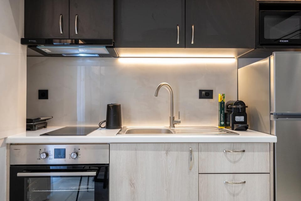 Coffee/tea facilities, microwave, oven, stove, kitchen