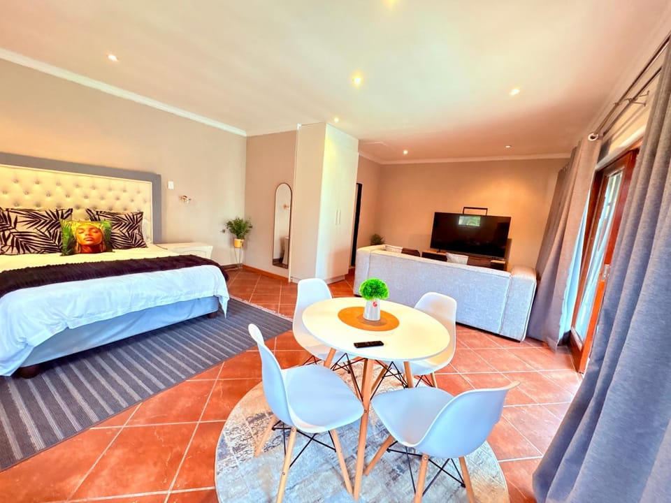 Communal lounge/ TV room, TV and multimedia, Living room, Photo of the whole room, Seating area, Dining area, Evening entertainment, Bedroom