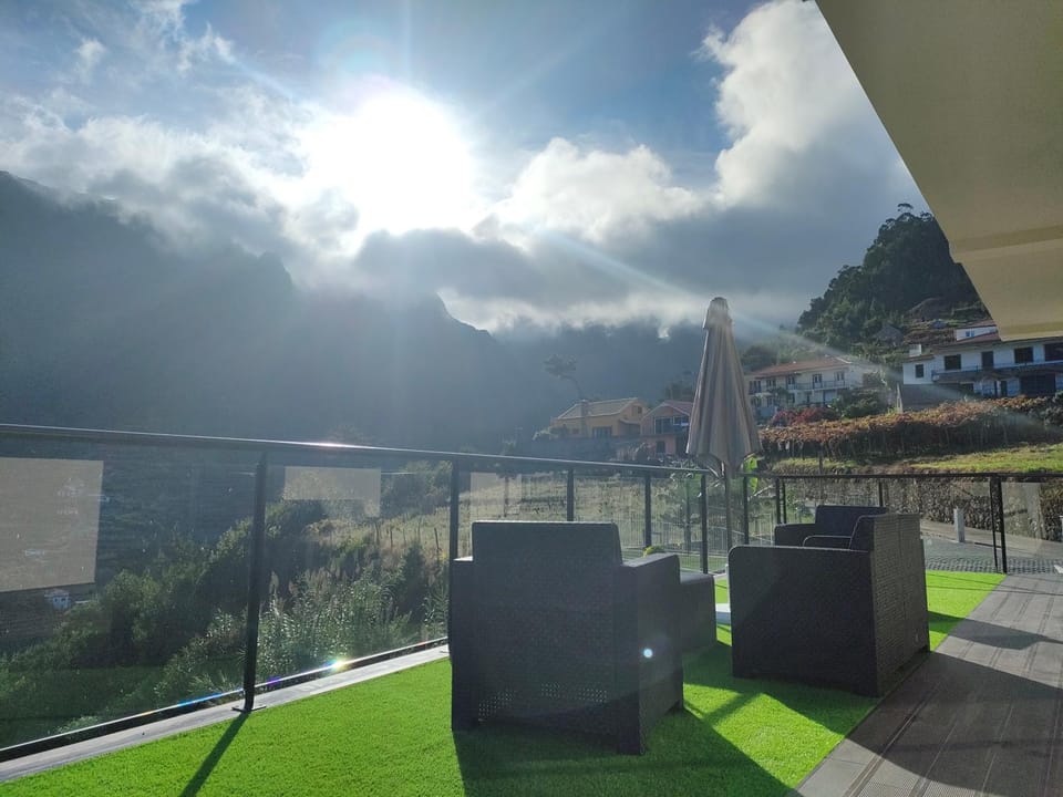 Hillslope House House in Madeira District