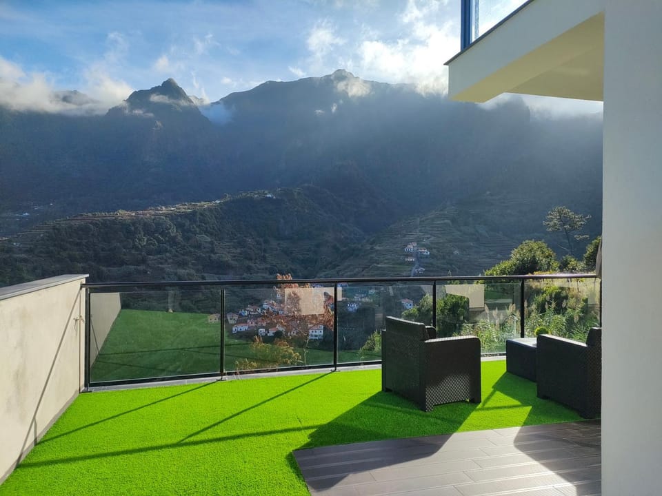 Hillslope House House in Madeira District