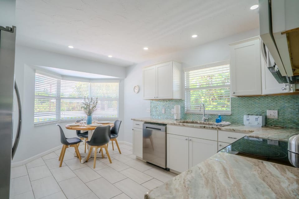 100' from the beach, Elegant 3BR Beach Retreat Apartment in Florida