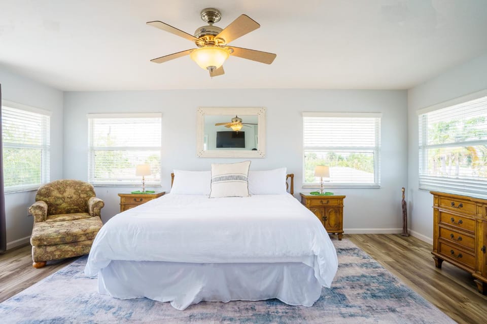 100' from the beach, Elegant 3BR Beach Retreat Apartment in Florida