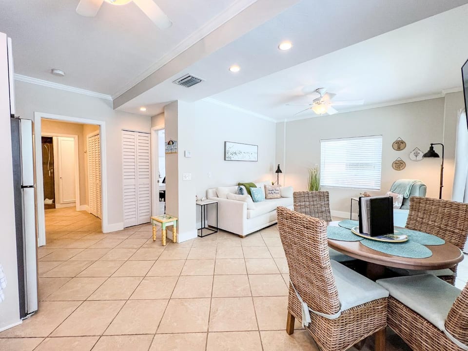 100' from the beach, Charming 1BR Beachside Retreat Apartment in Florida