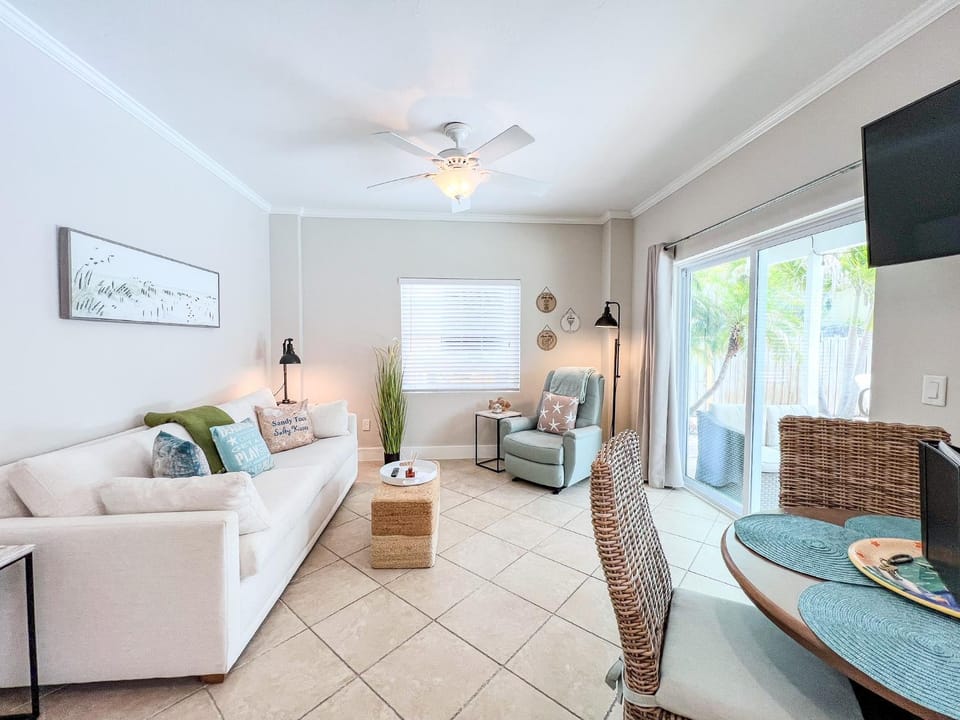100' from the beach, Charming 1BR Beachside Retreat Apartment in Florida