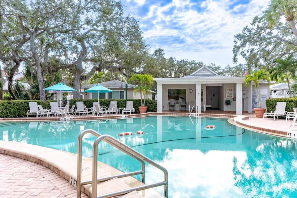 Tropical SK Villa Private Patio & Pool Access House in Siesta Beach