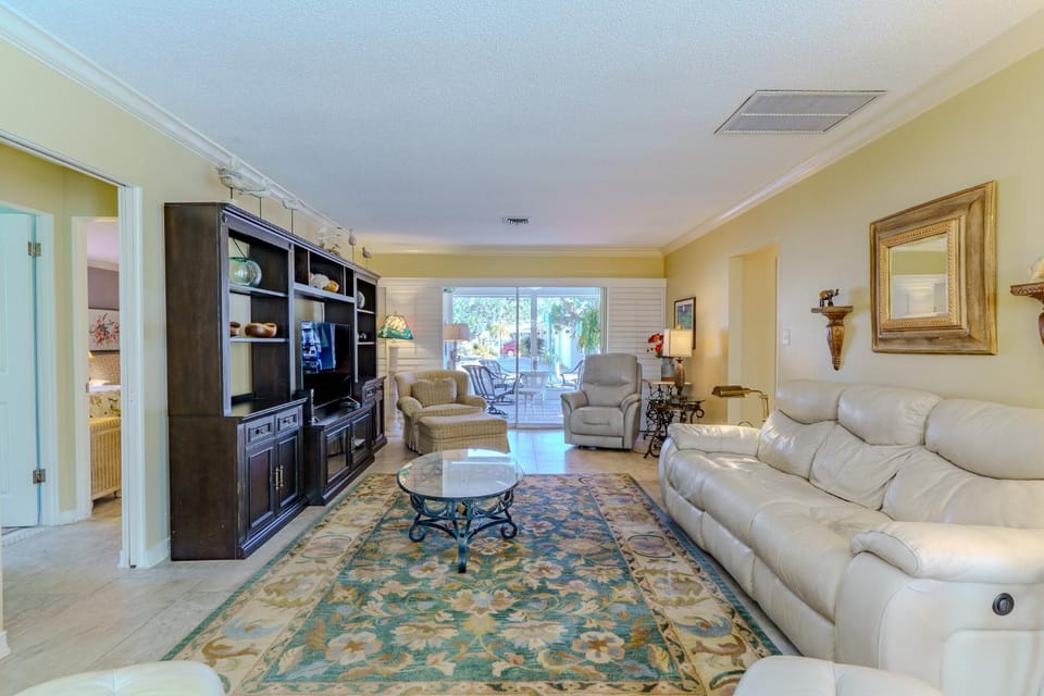 Tropical SK Villa Private Patio & Pool Access House in Siesta Beach
