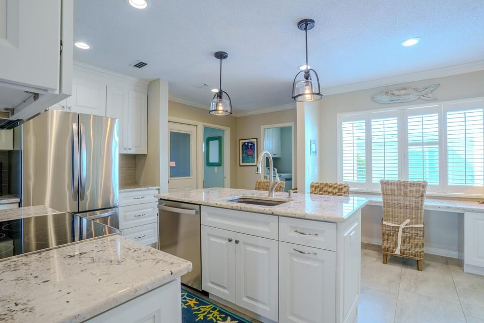Tropical SK Villa Private Patio & Pool Access House in Siesta Beach