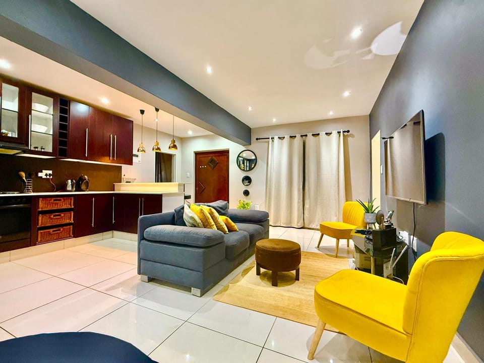 TV and multimedia, Kitchen or kitchenette, Living room, Seating area