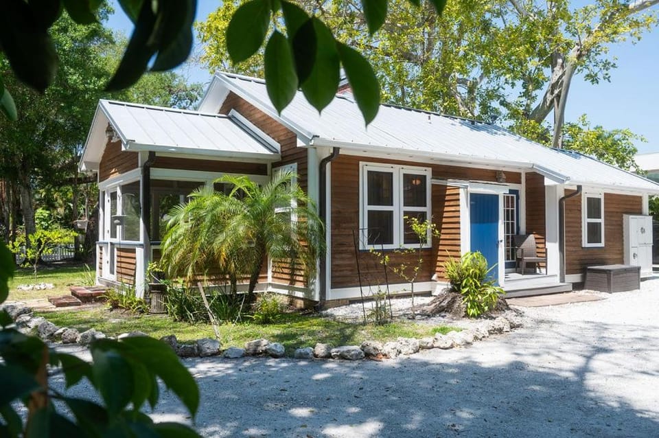 Historic Bayshore Cottage walk to Bay & Ringling House in Sarasota