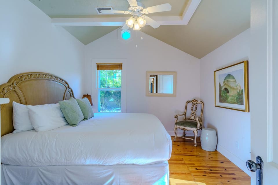 Historic Bayshore Cottage walk to Bay & Ringling House in Sarasota