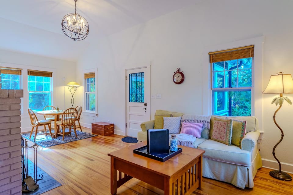 Historic Bayshore Cottage walk to Bay & Ringling House in Sarasota