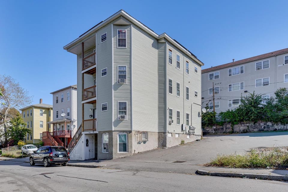 < 2 Mi to UMass Health & Dtwn: Traveling Pros Hub Apartment in Worcester