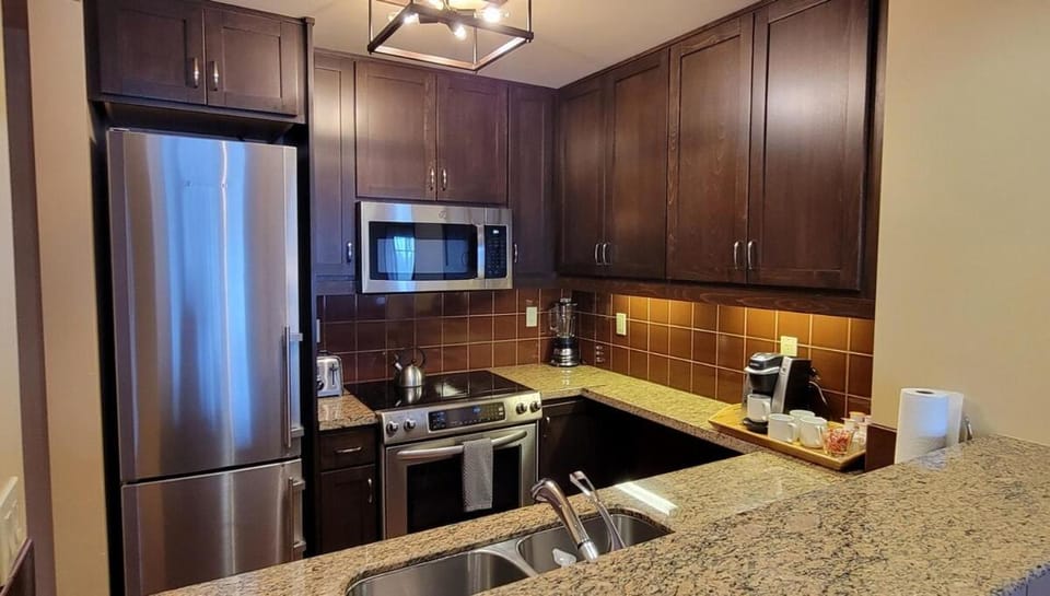 Coffee/tea facilities, Kitchen or kitchenette, dishwasher, oven, stove, toaster