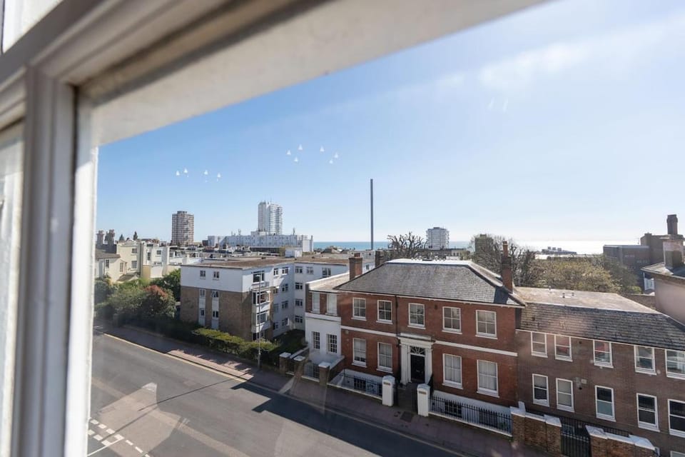 Charming 2-Bed Penthouse - Free Parking Apartment in Hove