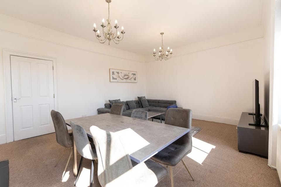 Charming 2-Bed Penthouse - Free Parking Apartment in Hove