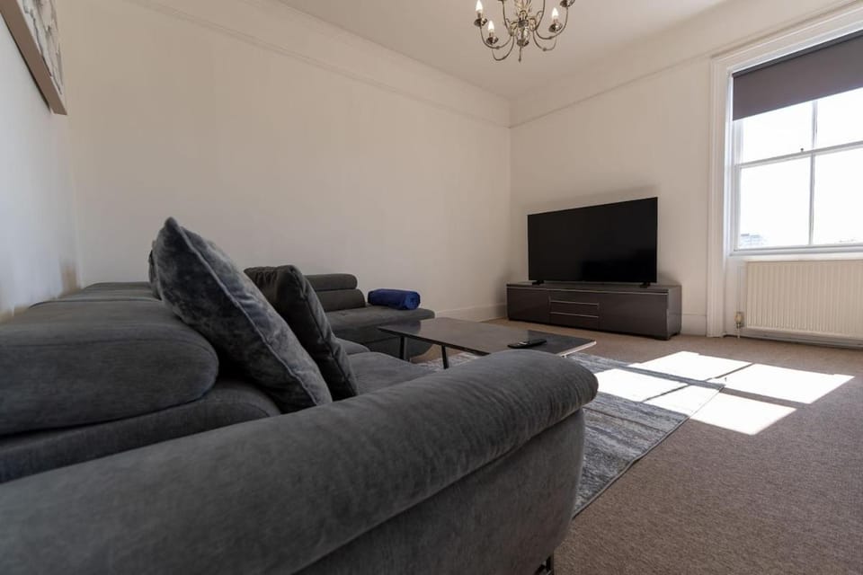 Charming 2-Bed Penthouse - Free Parking Apartment in Hove