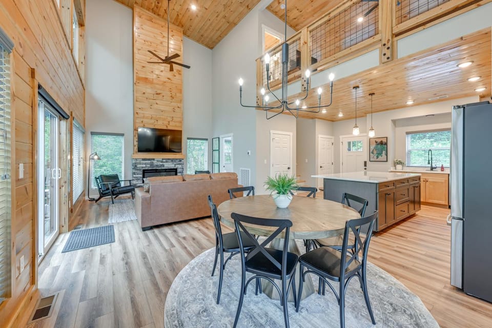 Pool Table & Hot Tub! Home 1 Mi to GSM Nat'l Park House in Gatlinburg