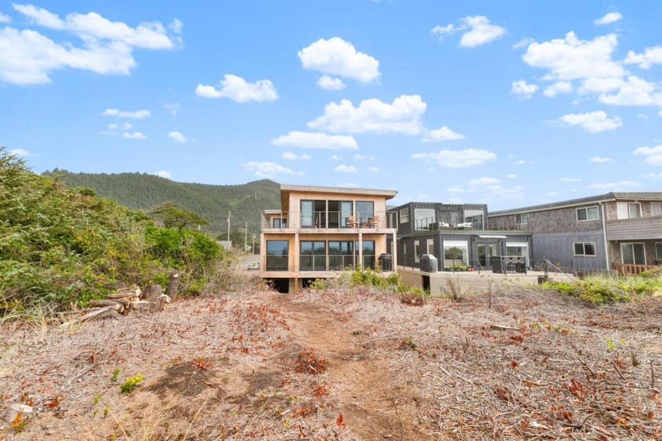 Luxury Oceanfront Home House in Rockaway Beach