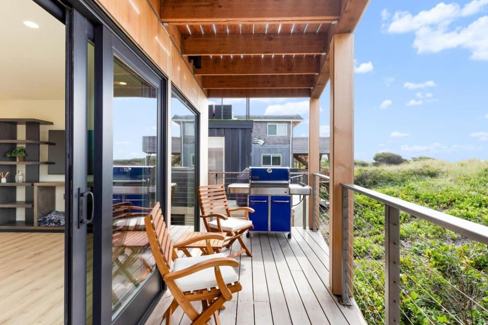 Luxury Oceanfront Home House in Rockaway Beach