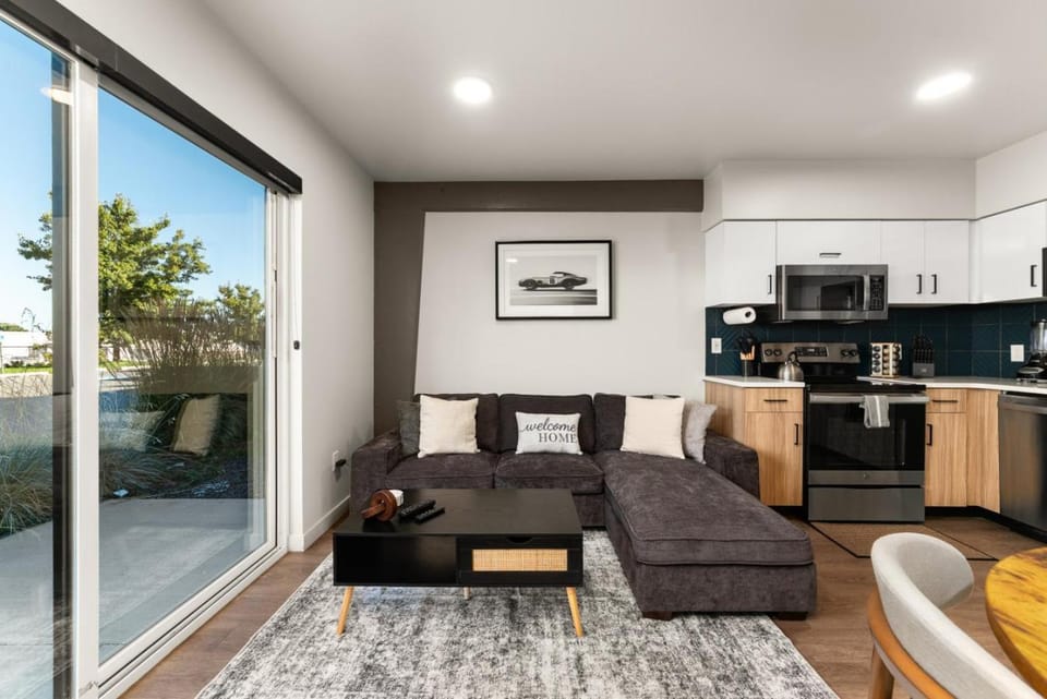 Kitchen or kitchenette, Living room, Seating area