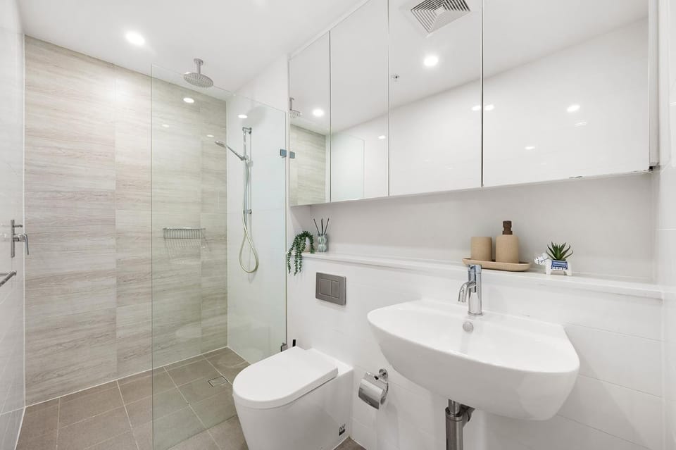 Shower, Toilet, Bathroom, towels