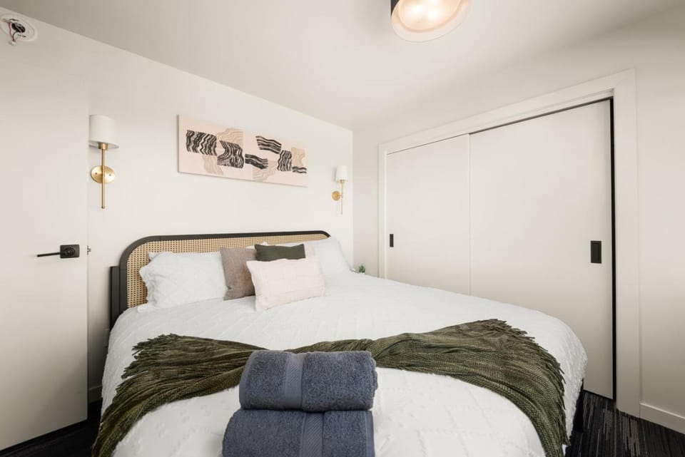 Bed, Photo of the whole room, Bedroom, towels, wardrobe