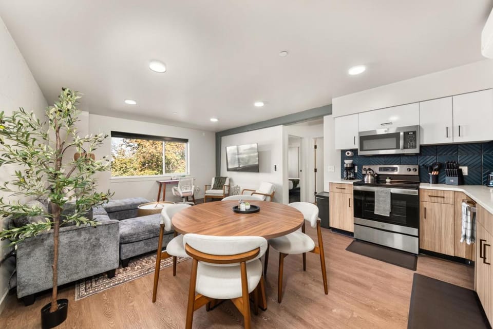 Seating area, Dining area