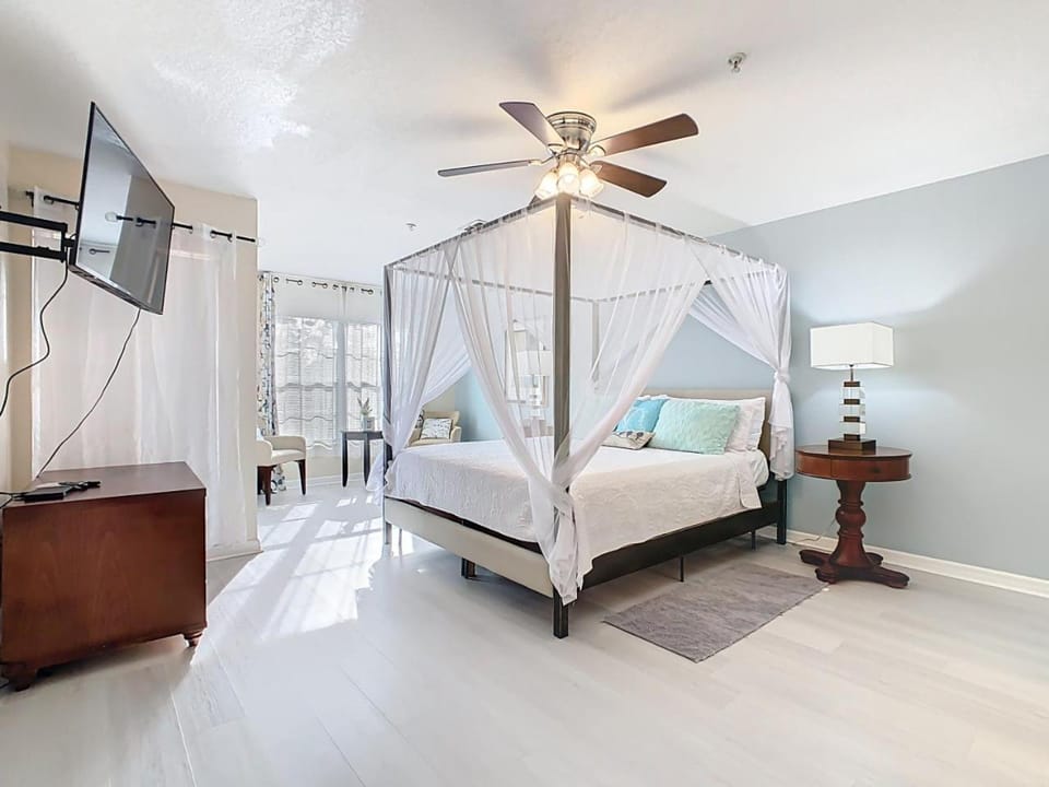 Photo of the whole room, Bedroom