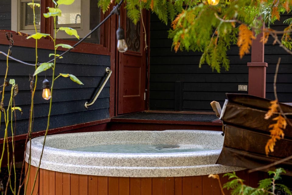 Beau Lieu - River View - Spa And Pool Table Chalet in Baie-Saint-Paul